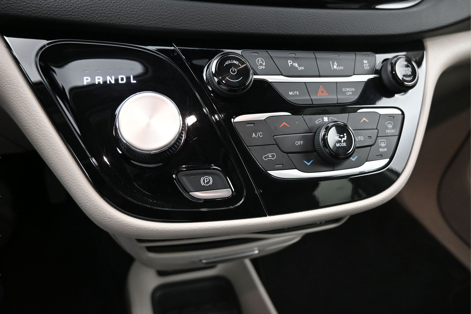 Used 2024 Chrysler Pacifica Touring-L FWD image 21