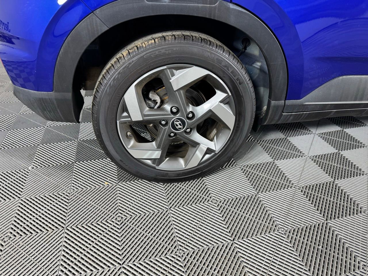 Used 2024 Hyundai Venue Limited image 34