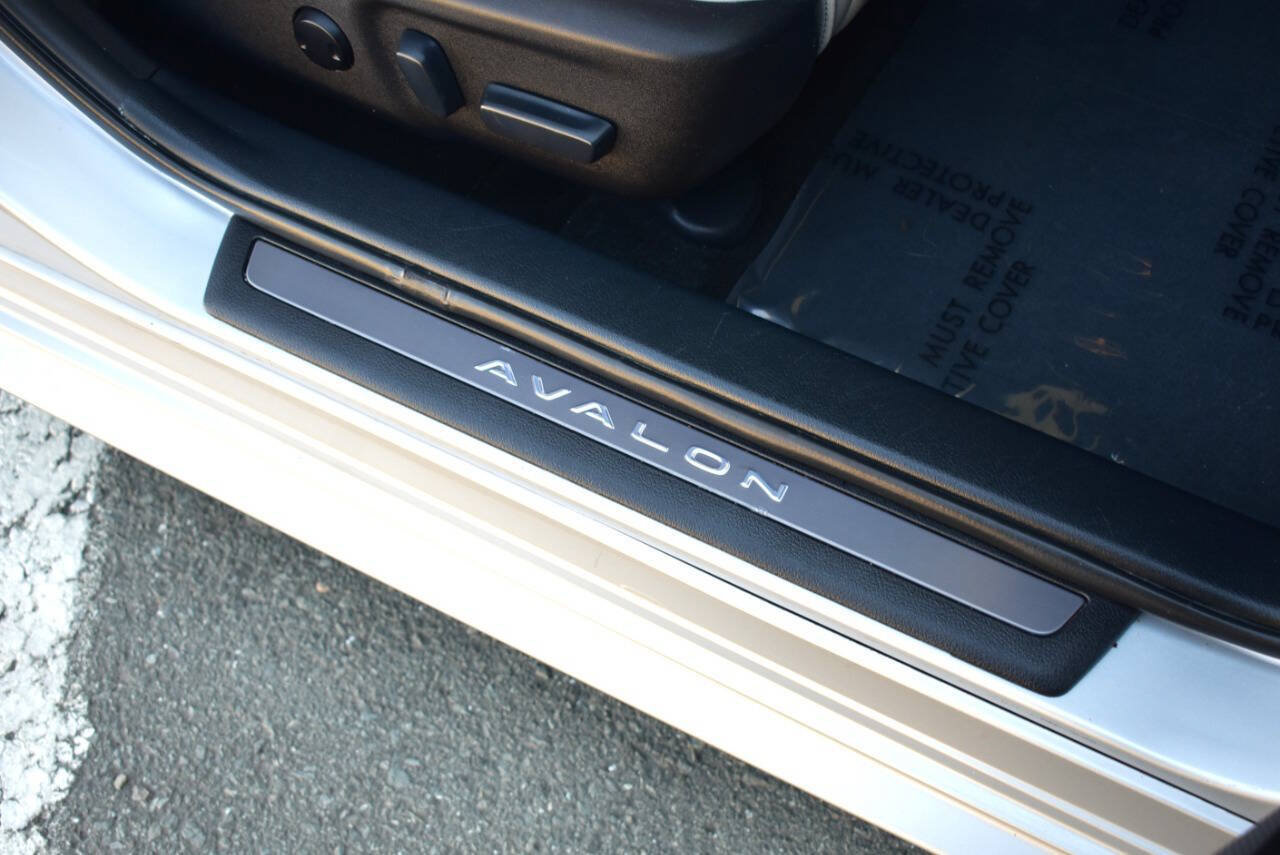 Used 2014 Toyota Avalon Limited w/ Technology Package FWD image 61