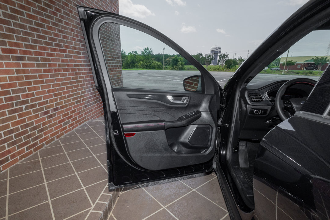Used 2025 Ford Escape ST-Line w/ Tech Pack #1 FWD image 9