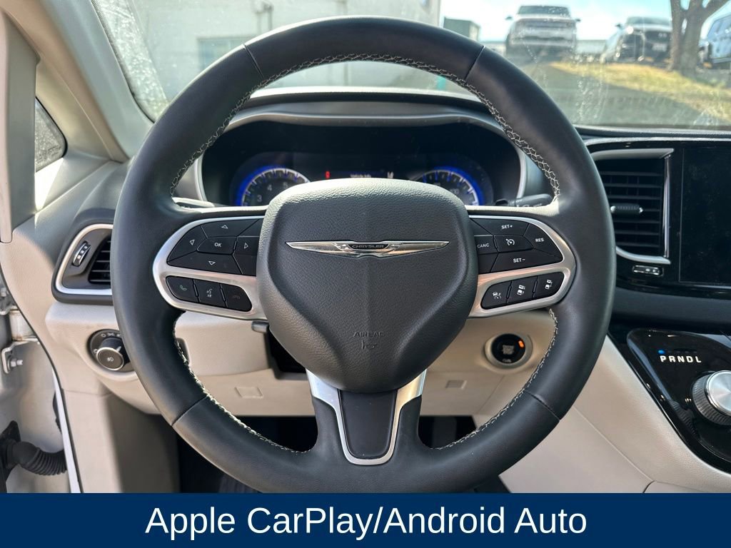 Used 2022 Chrysler Pacifica Touring-L image 15