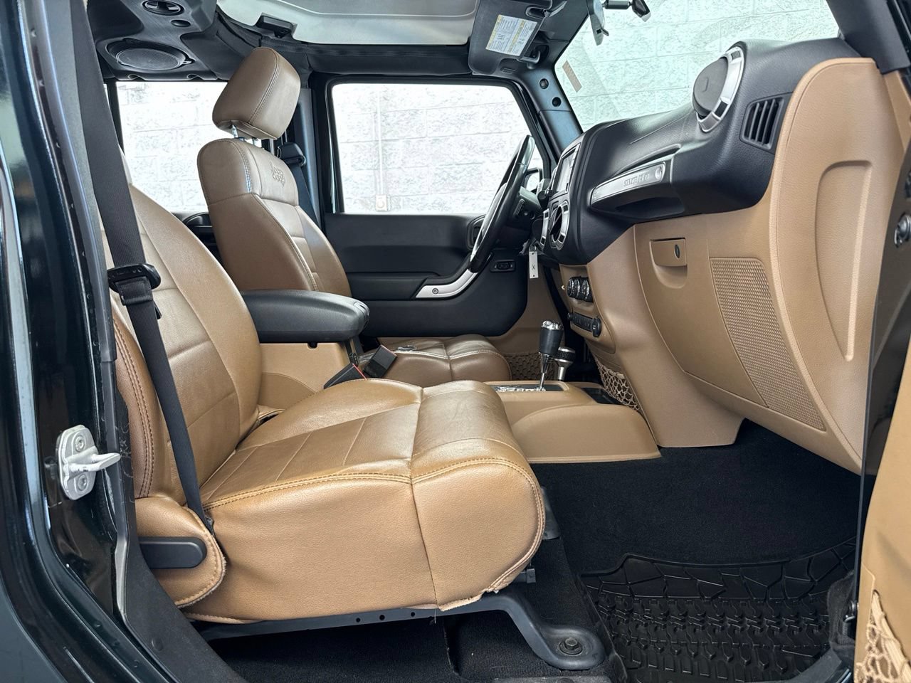 Used 2012 Jeep Wrangler Unlimited Sahara w/ Connectivity Group AWD/4WD image 42