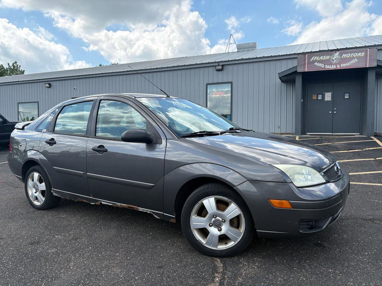 Used 2005 Ford Focus SES FWD image 1
