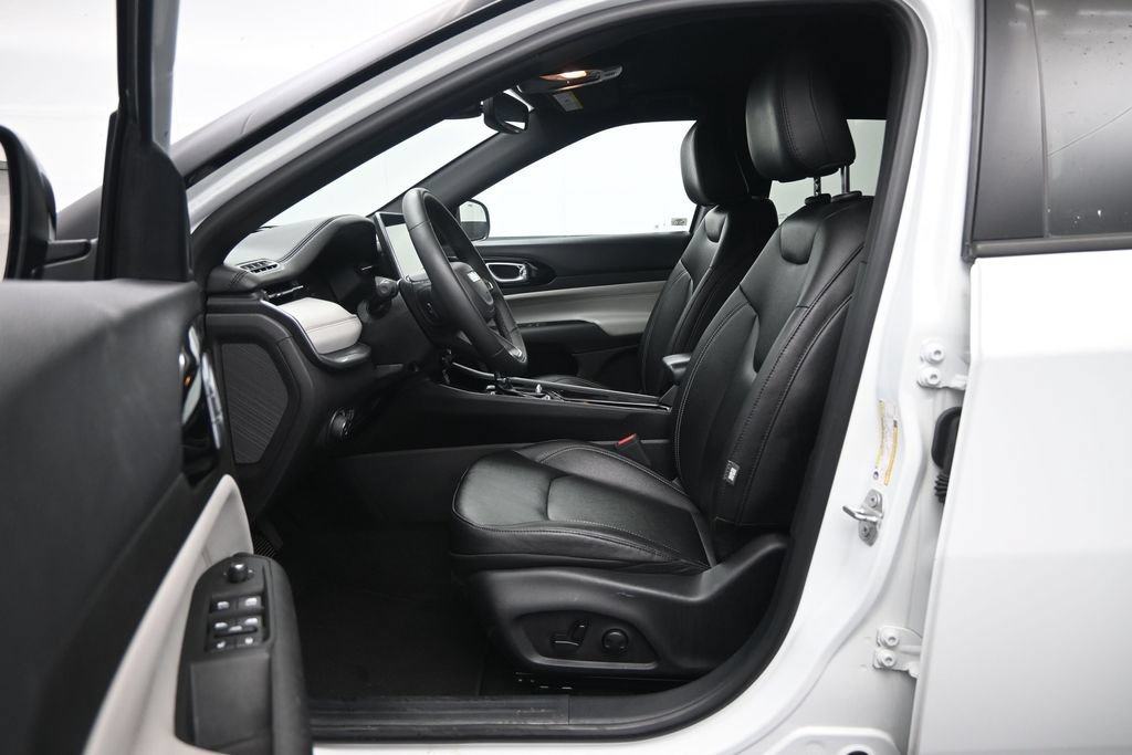 Used 2025 Jeep Compass Limited AWD/4WD image 23