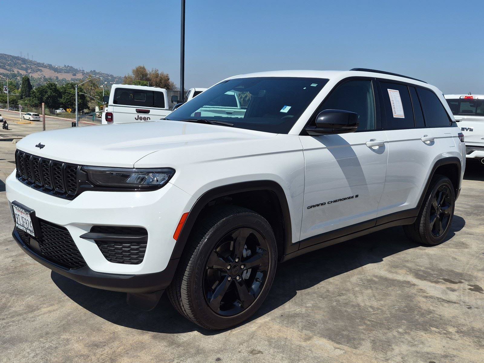 Certified 2024 Jeep Grand Cherokee Altitude AWD/4WD image 3