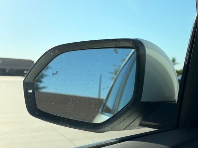 Used 2024 Volkswagen Atlas SE w/ Panoramic Sunroof Package FWD image 4