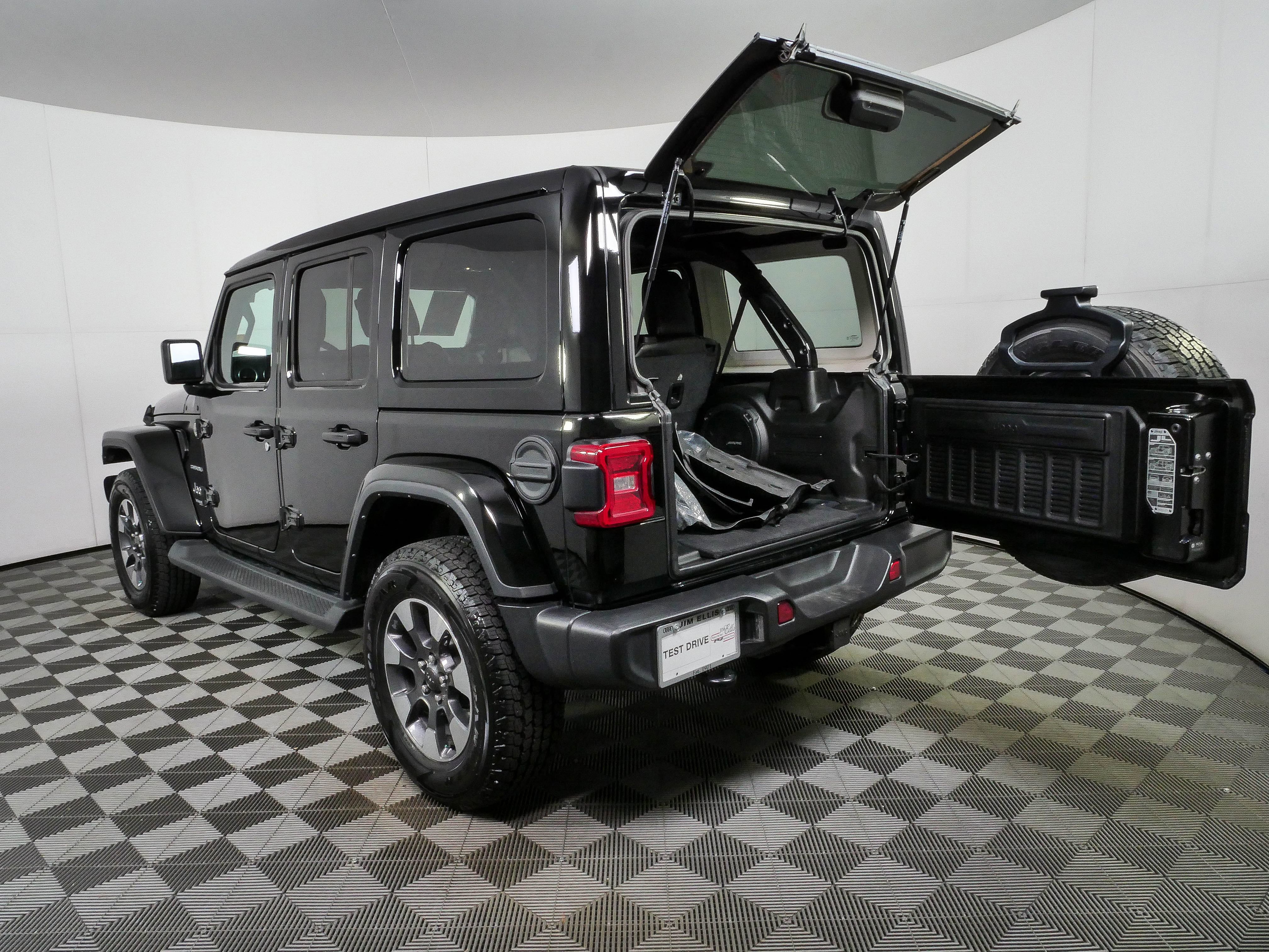 Used 2022 Jeep Wrangler Unlimited Sahara w/ LED Lighting Group AWD/4WD image 30