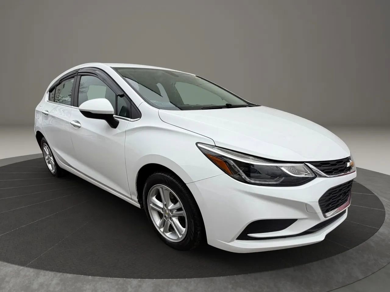 Used 2018 Chevrolet Cruze LT w/ Convenience Package image 3