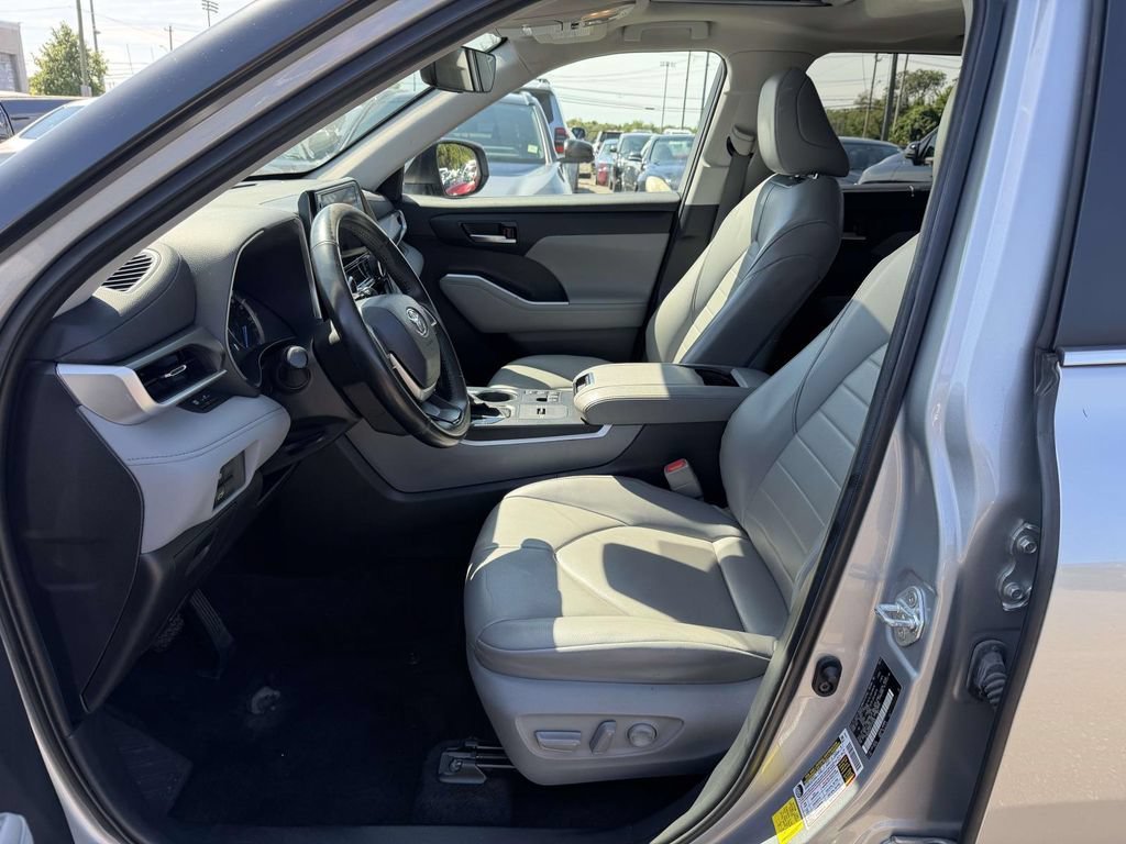 Used 2023 Toyota Highlander XLE AWD/4WD image 15