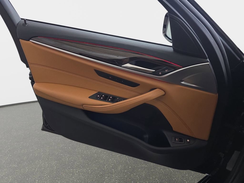 Used 2021 BMW 530e xDrive w/ M Sport Package AWD/4WD image 28