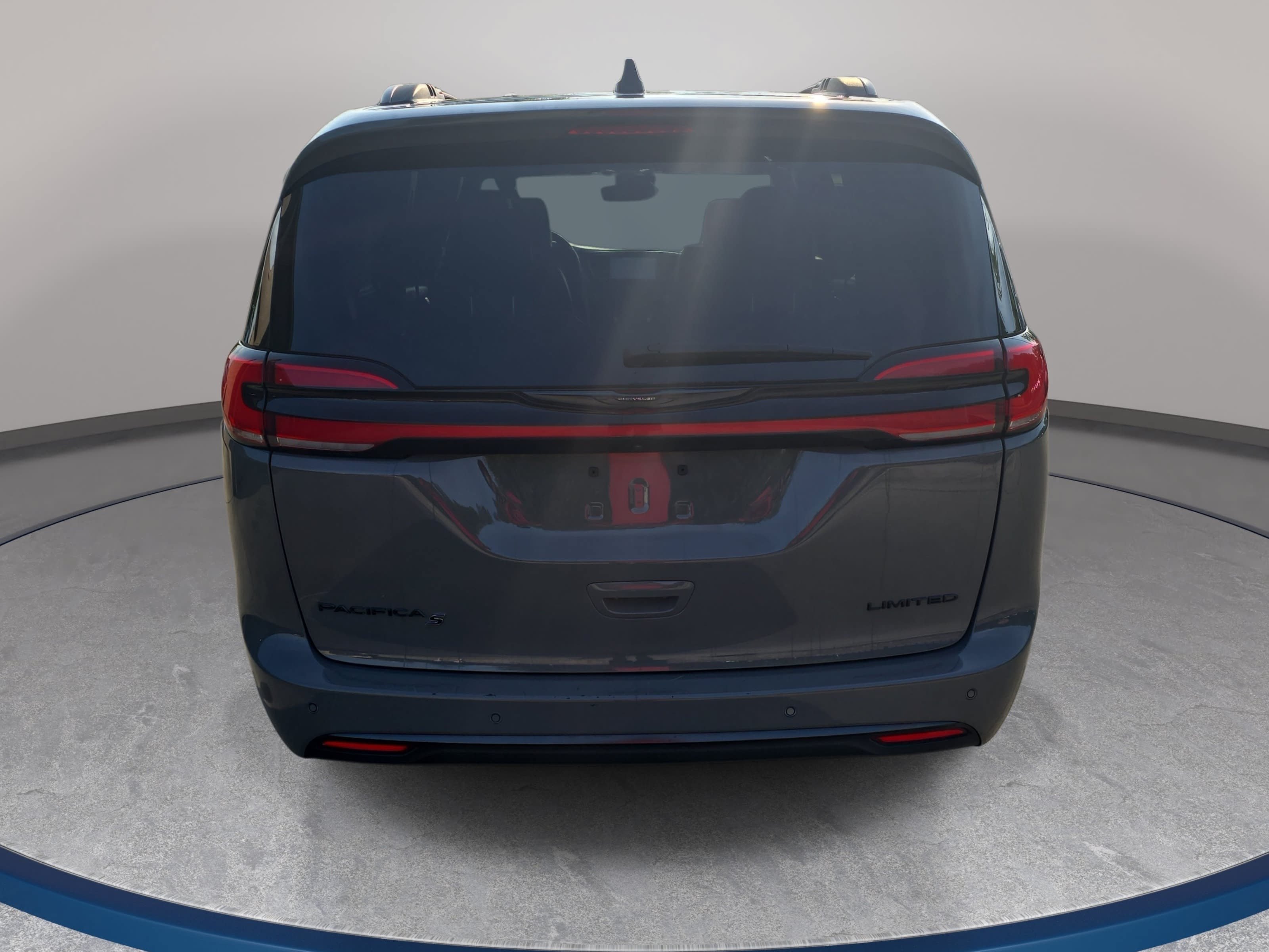 Used 2025 Chrysler Pacifica Limited FWD image 6