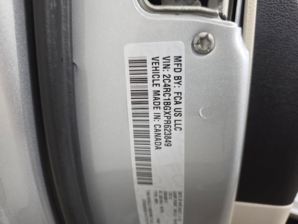 Used 2023 Chrysler Pacifica Touring-L image 37