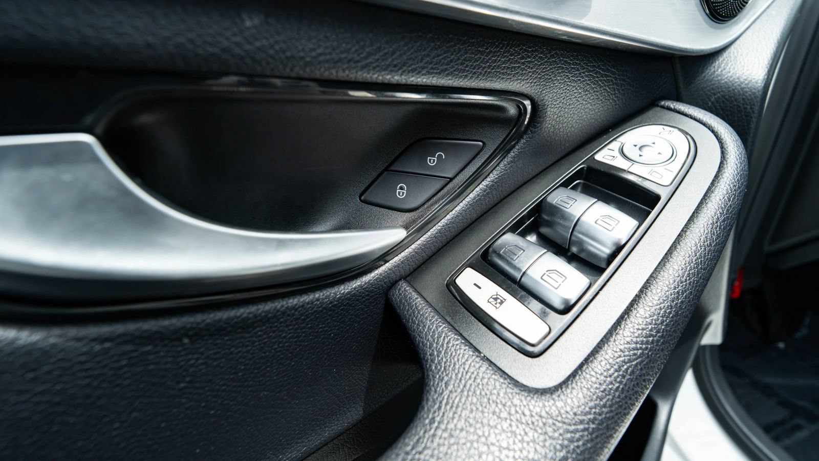 Used 2019 Mercedes-Benz GLC 300 4MATIC w/ Premium Package image 38