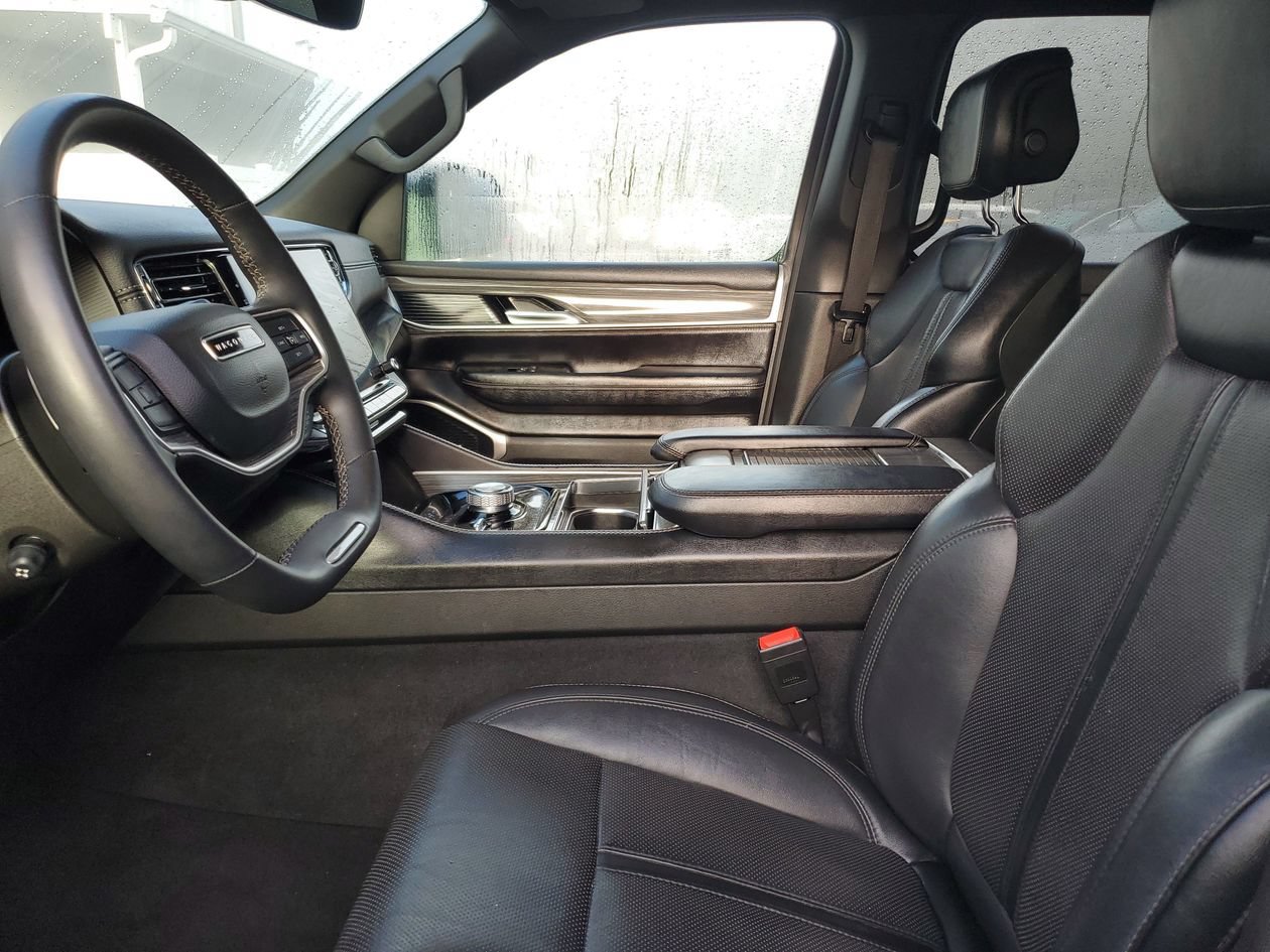 Used 2023 Jeep Wagoneer L Series II AWD/4WD image 18