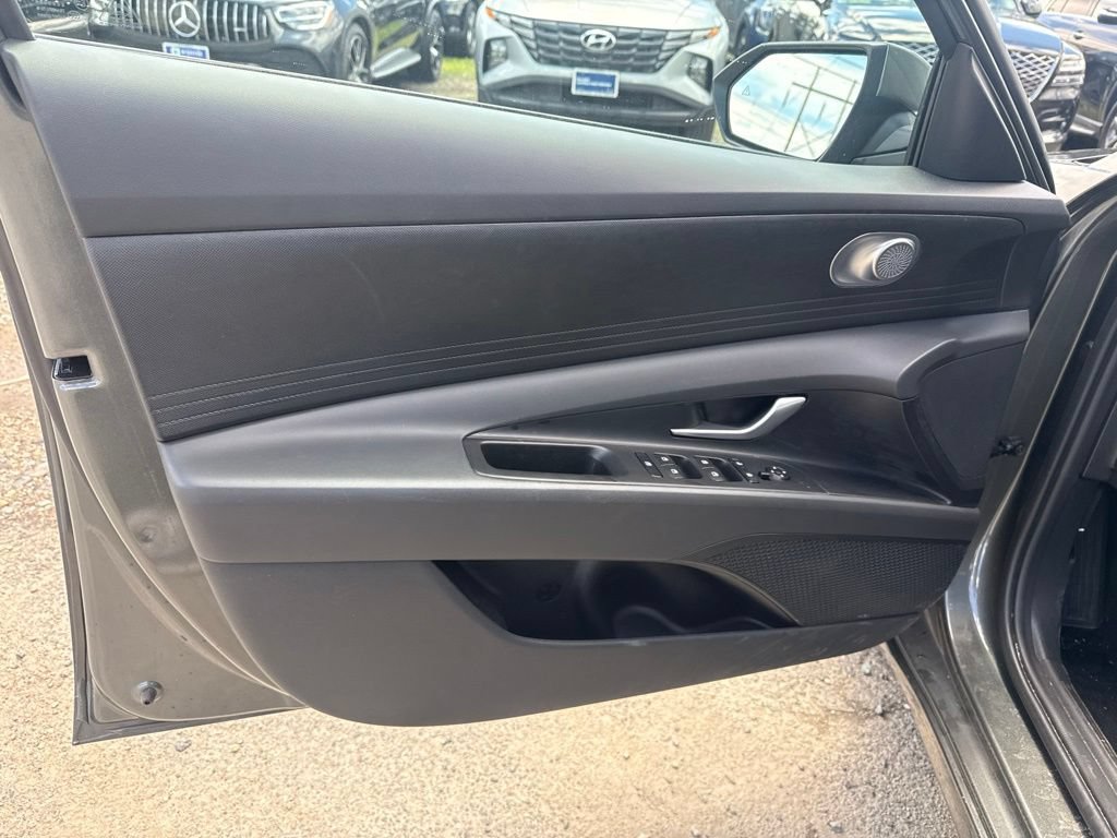 Used 2025 Hyundai Elantra SE FWD image 14