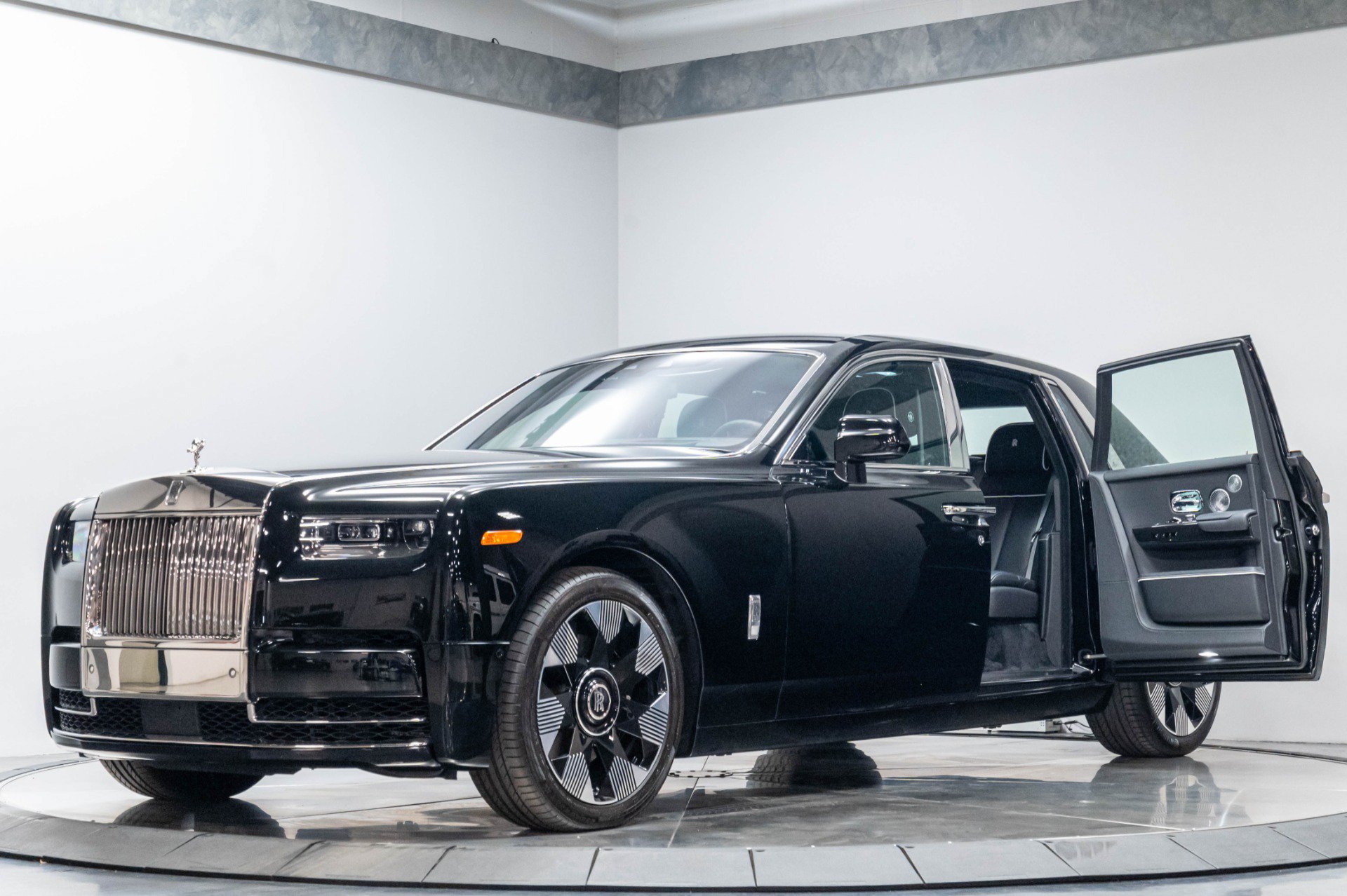 Used 2024 Rolls-Royce Phantom Sedan w/ The Phantom Package RWD image 2