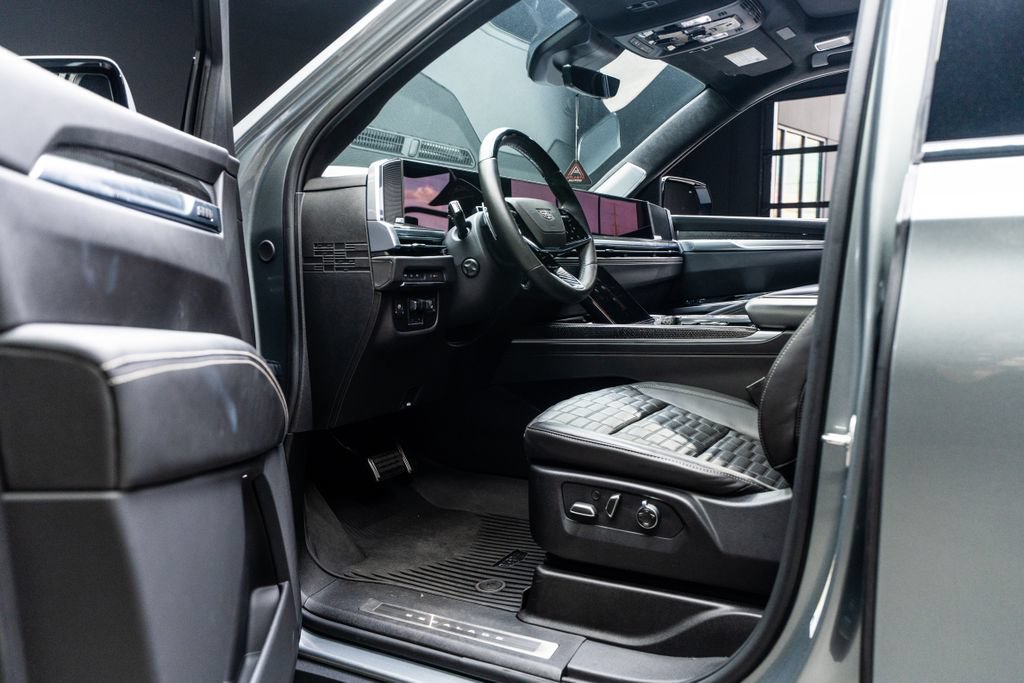 Used 2025 Cadillac Escalade V w/ LPO, ONYX Package AWD/4WD image 27