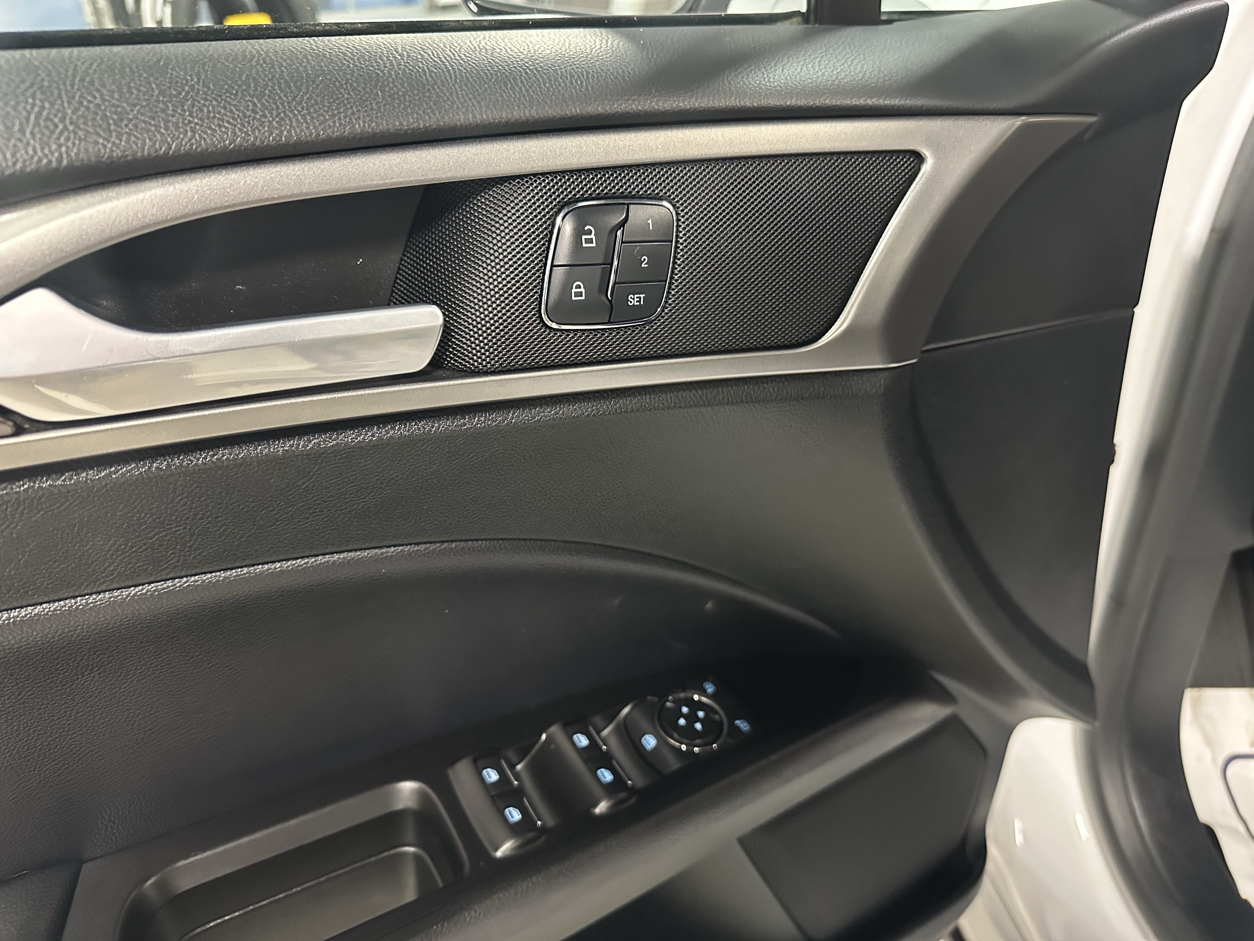 Used 2017 Ford Fusion SE w/ Fusion SE Technology Package FWD image 19