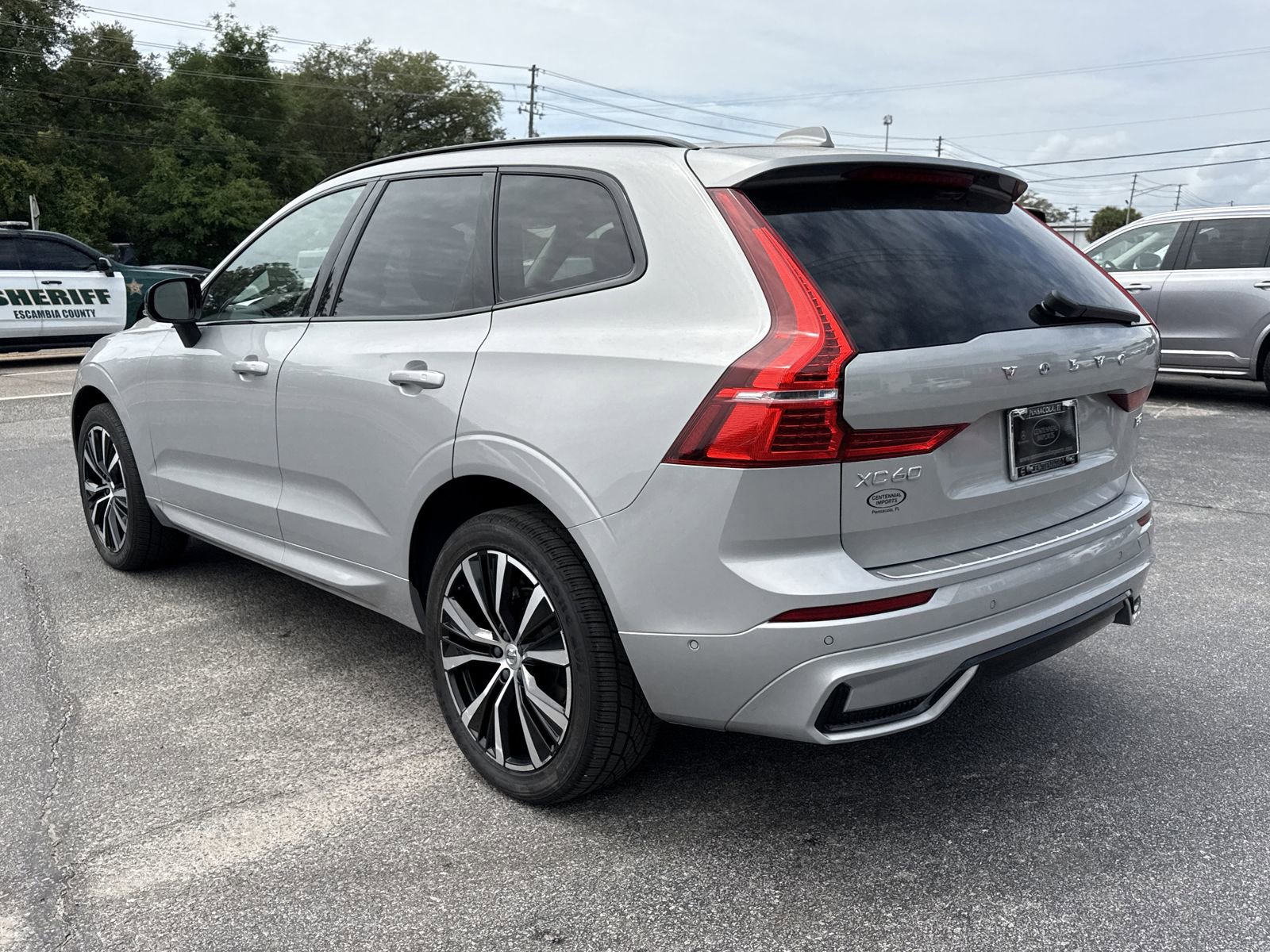 Used 2023 Volvo XC60 B5 Plus w/ Climate Package AWD/4WD image 3