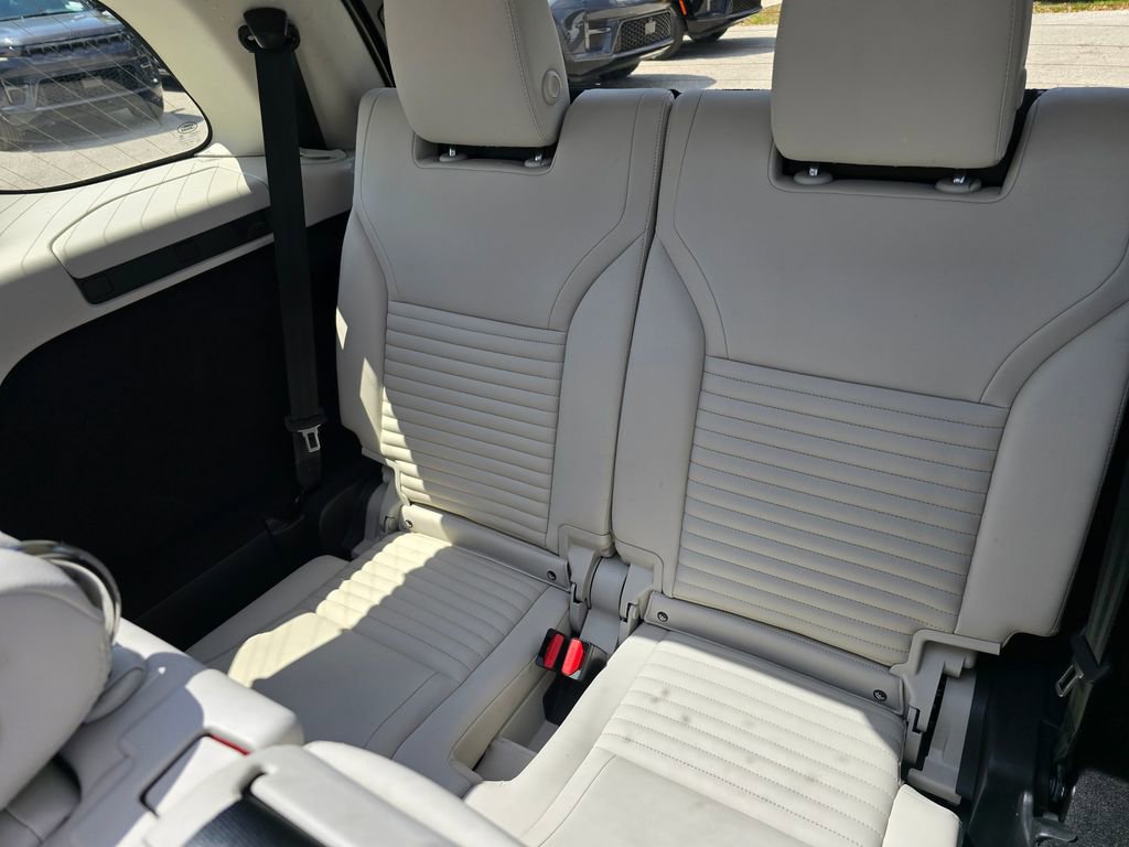 Used 2025 Land Rover Discovery S image 35