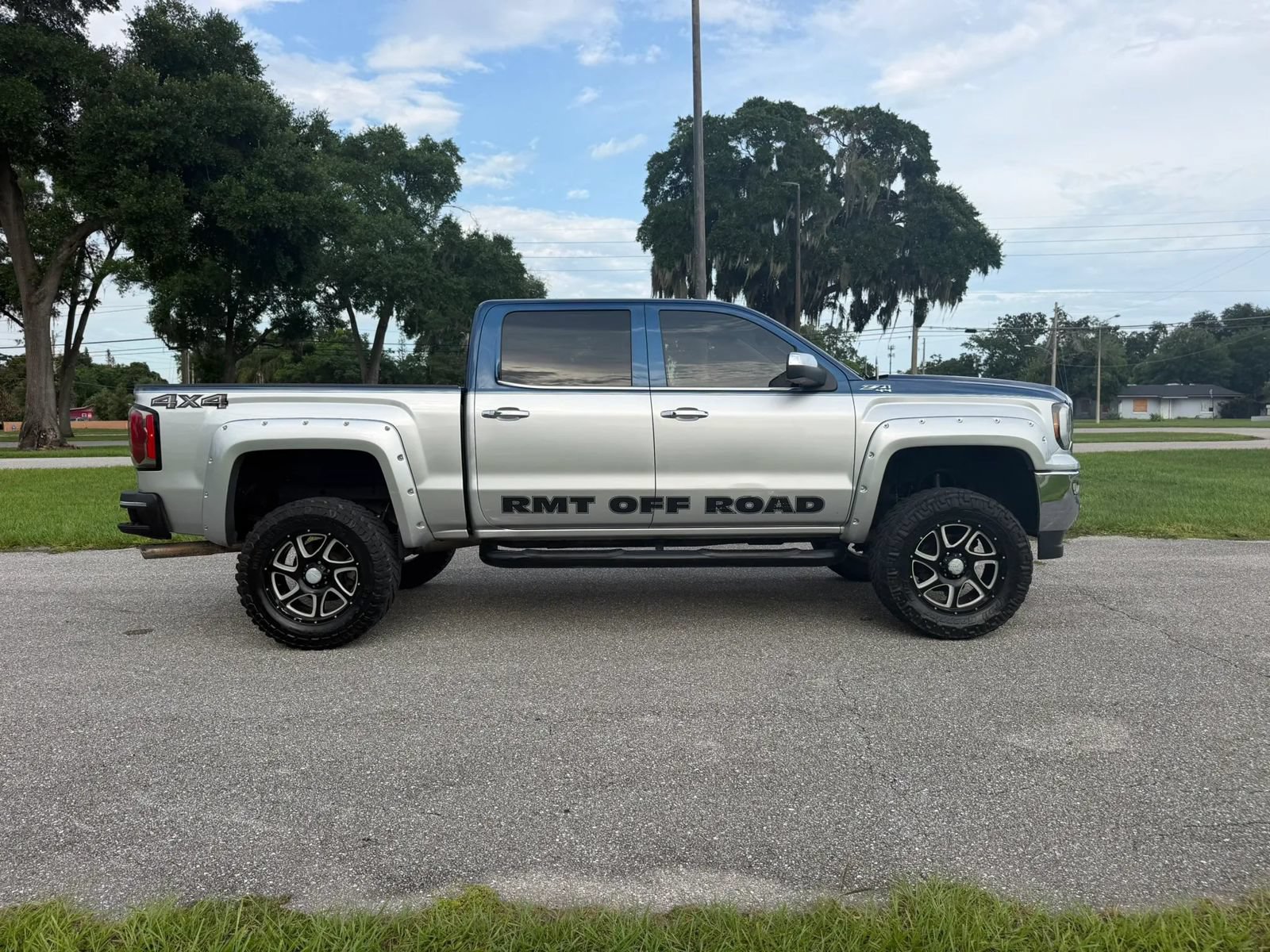 Used 2016 GMC Sierra 1500 SLT w/ Enhanced Driver Alert Package AWD/4WD image 4