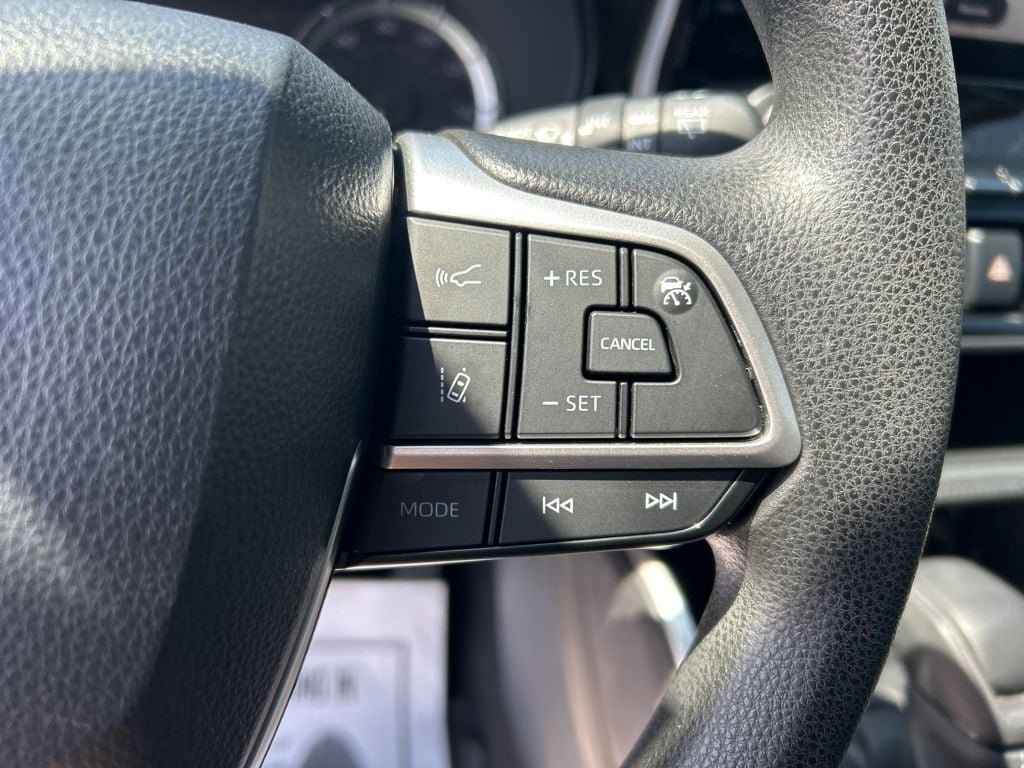 Used 2023 Toyota Highlander L image 8