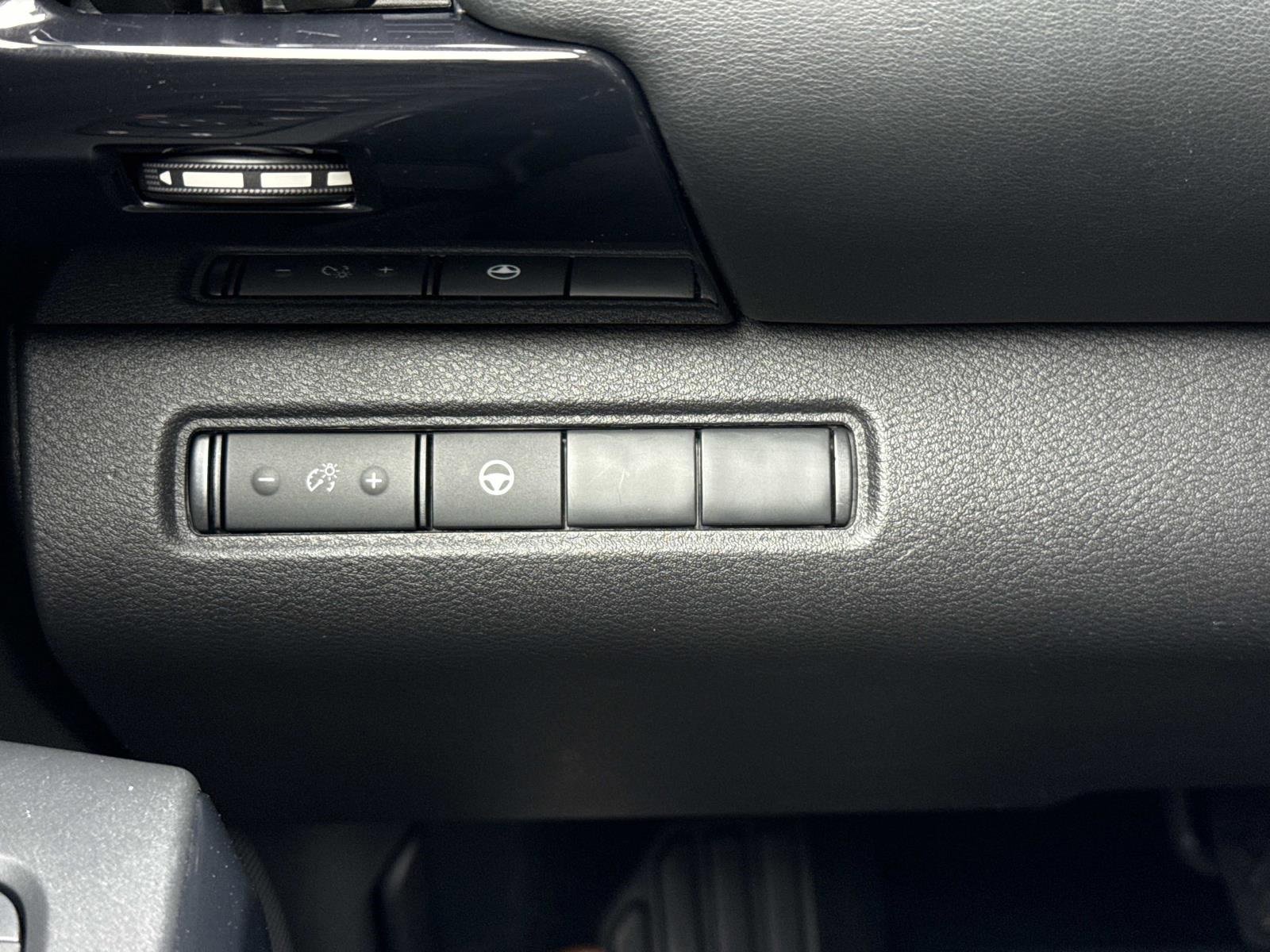 Used 2024 Nissan Pathfinder SV image 18