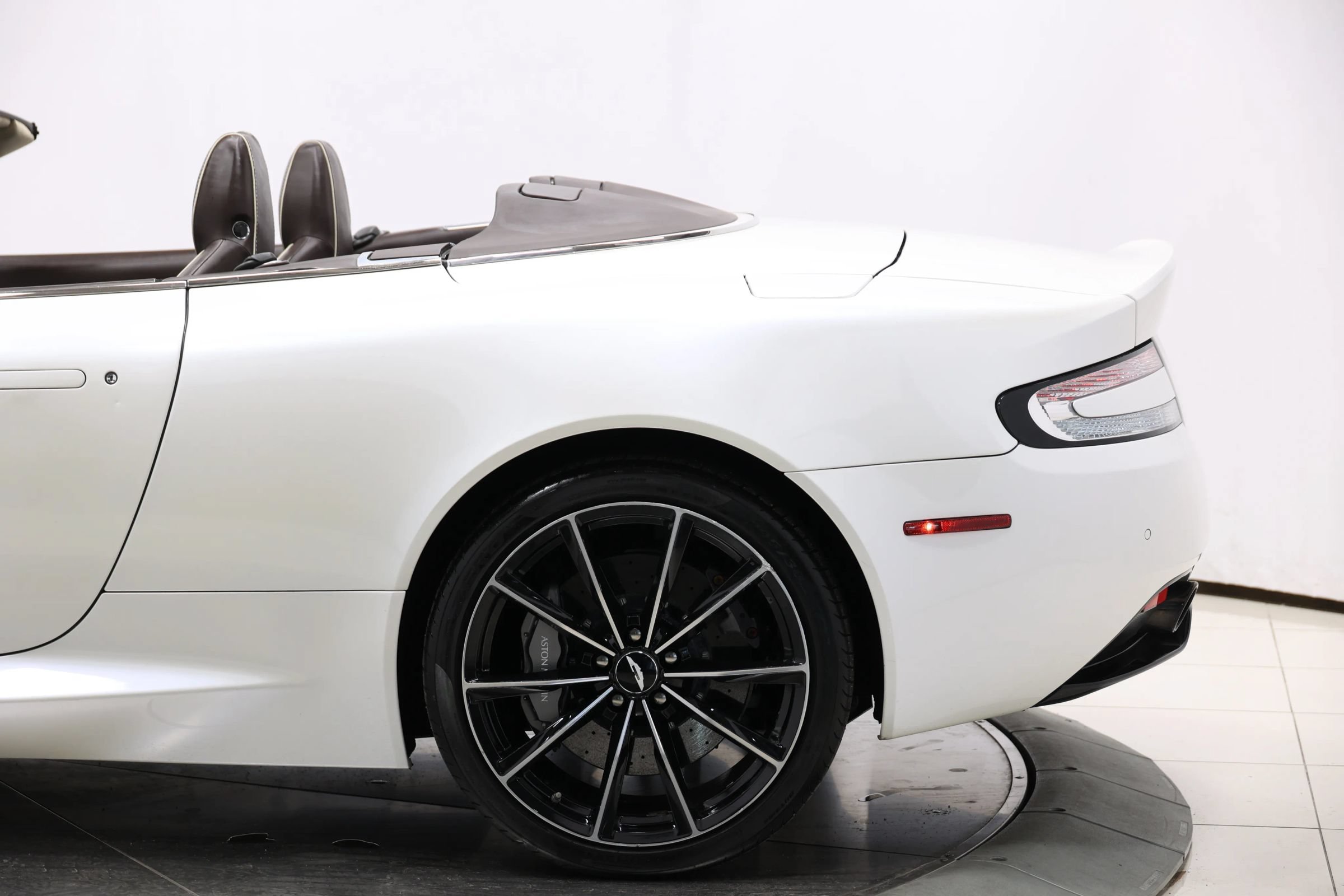 Used 2016 Aston Martin DB9 GT RWD image 10