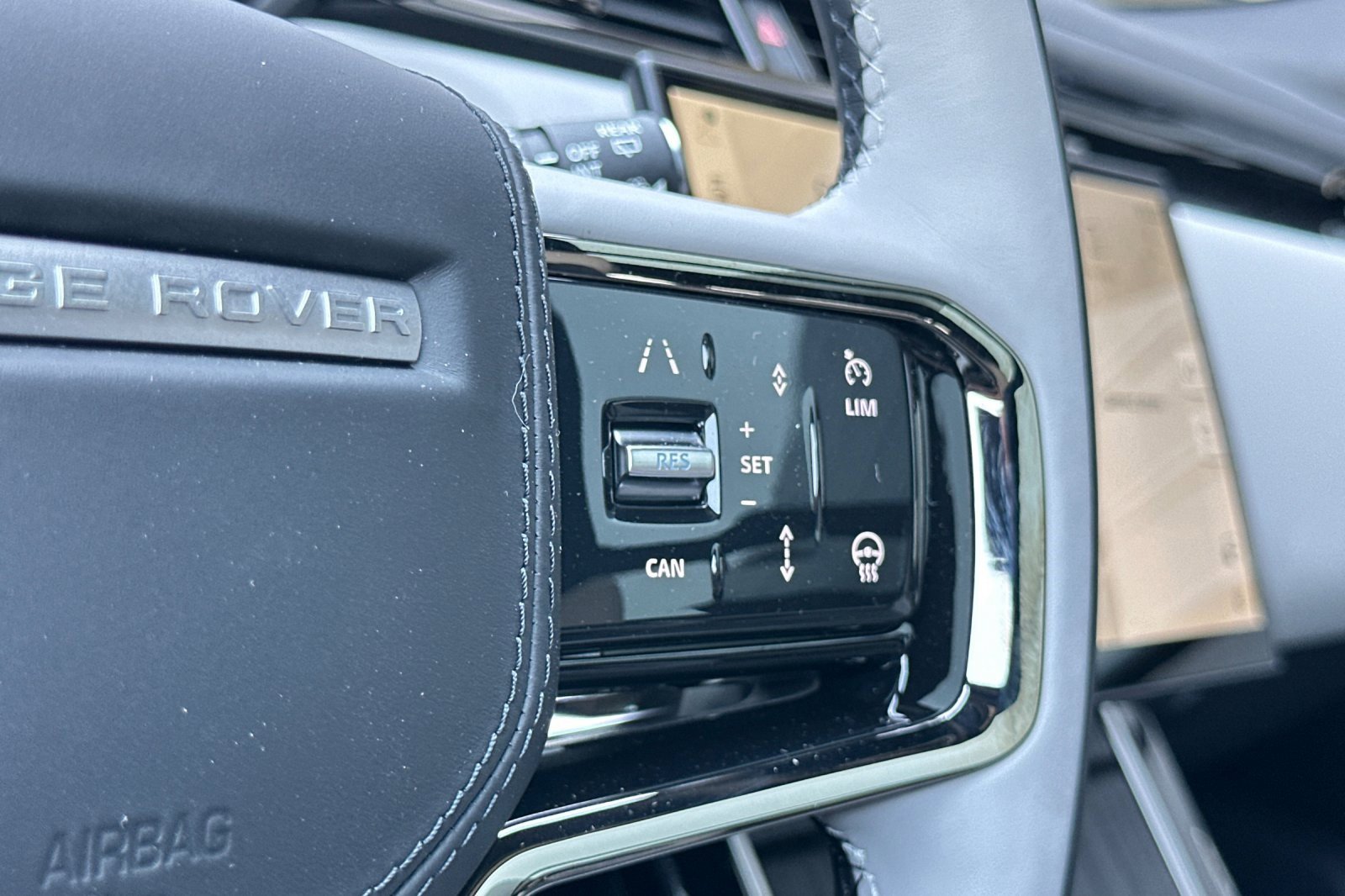 New 2026 Land Rover Range Rover Velar Dynamic SE image 29
