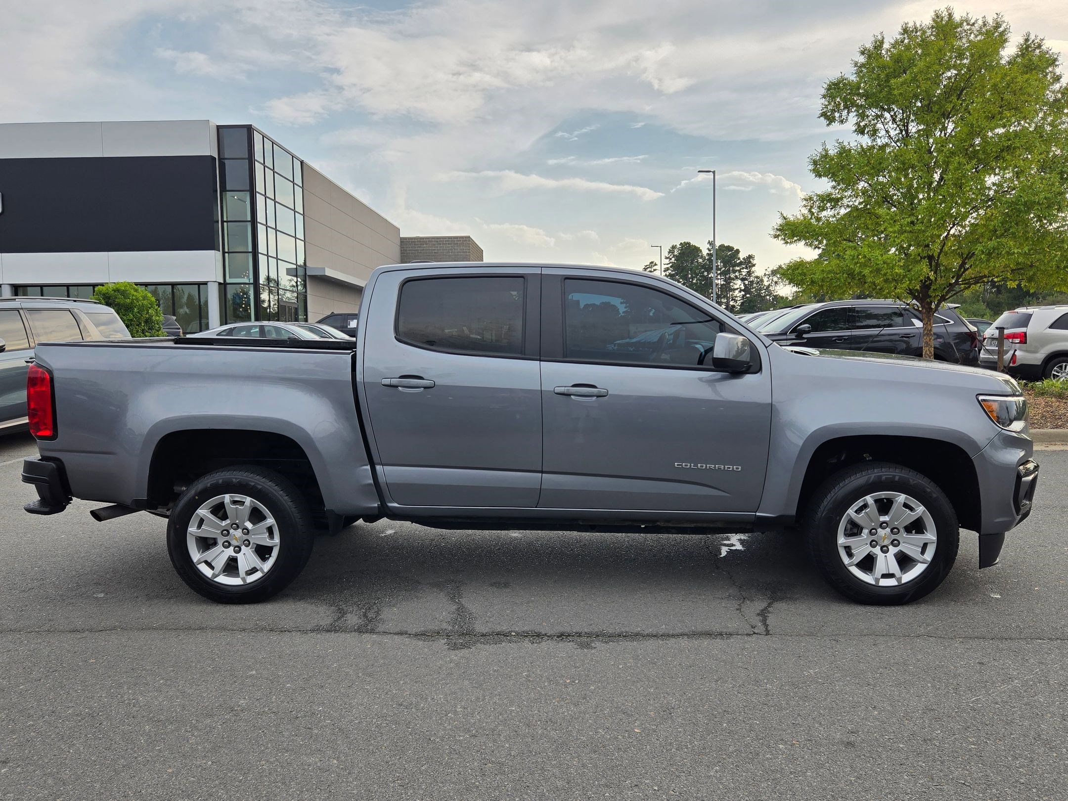 Used 2022 Chevrolet Colorado LT w/ LT Convenience Package image 8