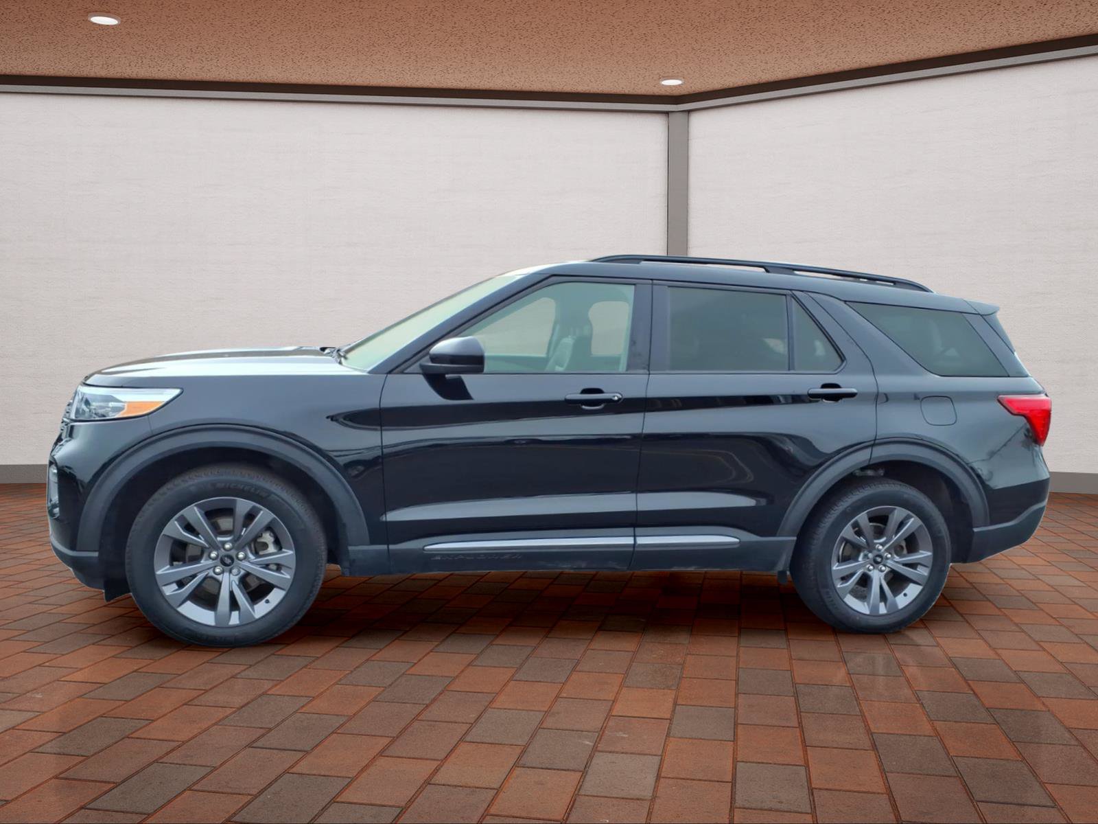 Used 2023 Ford Explorer XLT w/ Equipment Group 202A AWD/4WD image 5
