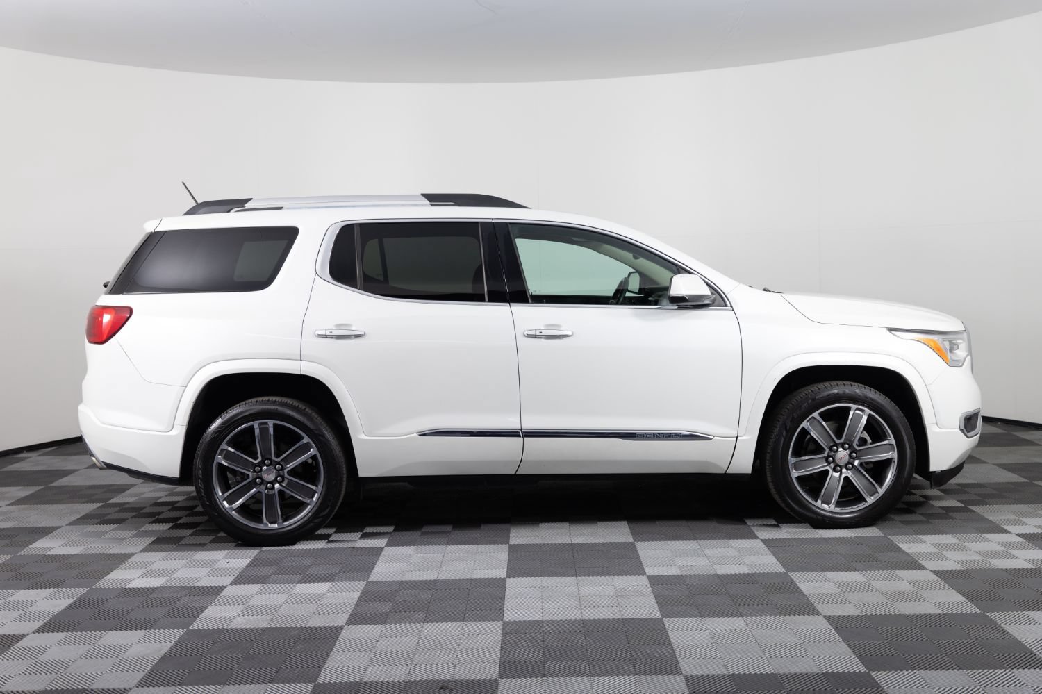 Used 2017 GMC Acadia Denali w/ Technology Package FWD image 9