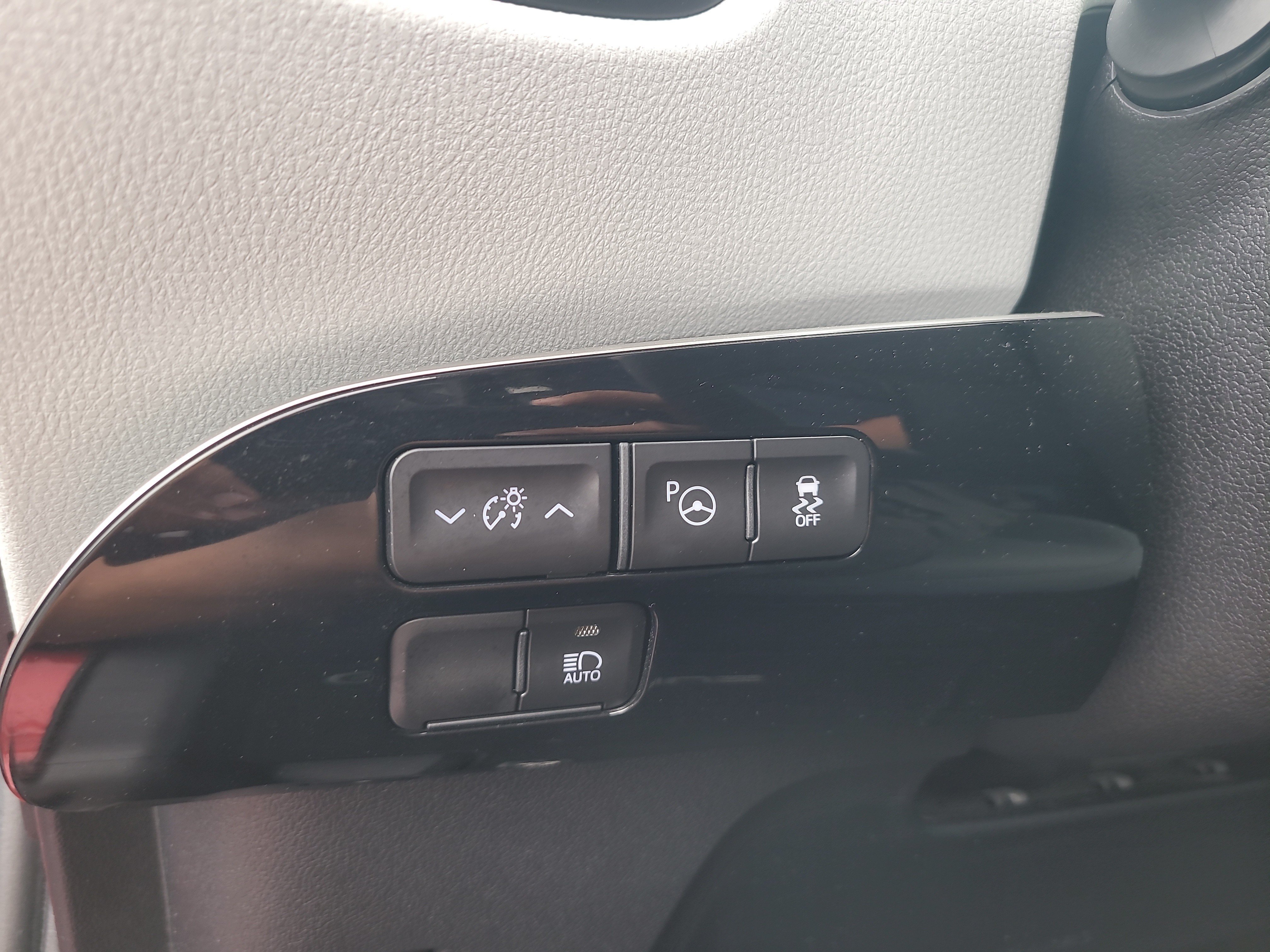 Used 2022 Toyota Prius LE FWD image 30