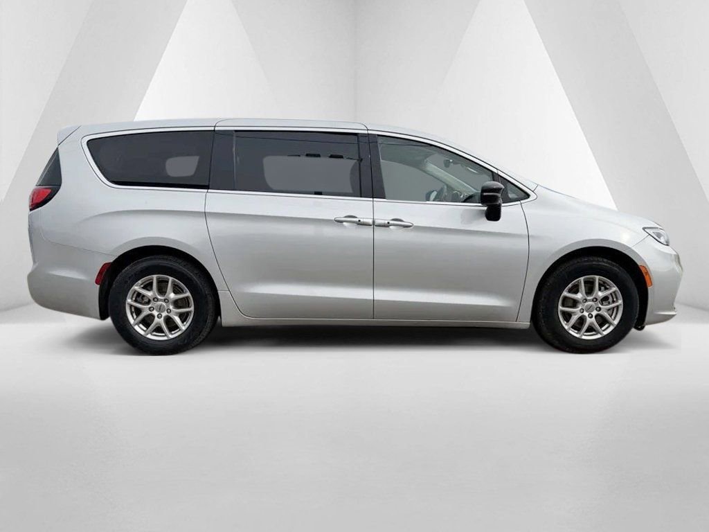 Used 2024 Chrysler Pacifica Touring-L FWD image 8