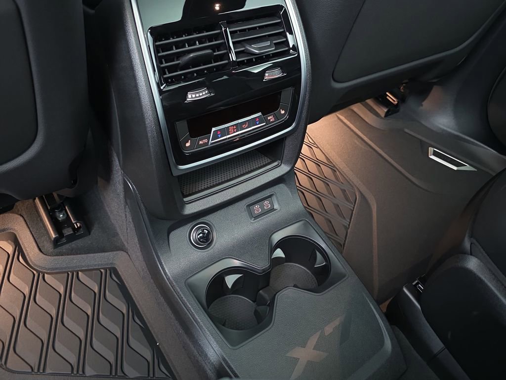 New 2026 BMW X7 M60i image 36