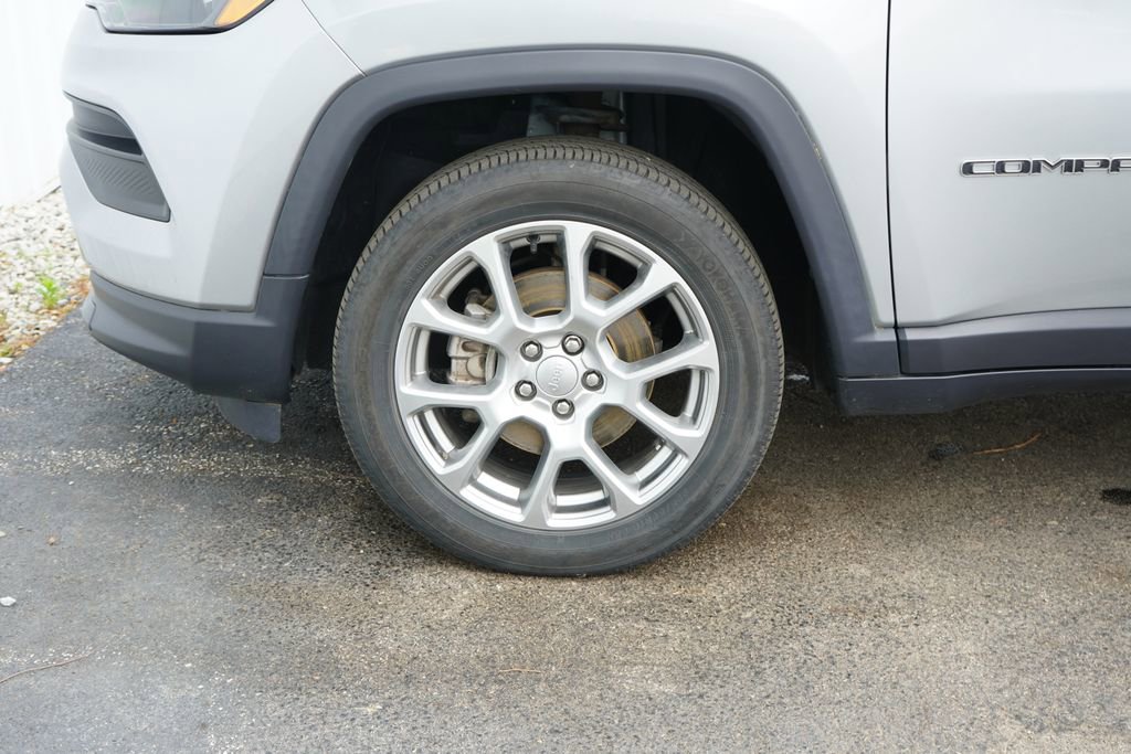 Used 2022 Jeep Compass Latitude w/ Sun and Sound Group AWD/4WD image 6