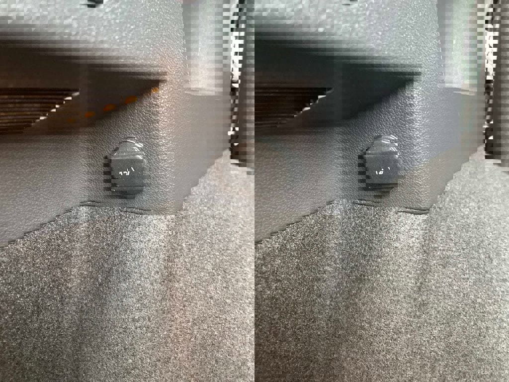 Used 2020 Volkswagen Tiguan SE w/ Panoramic Sunroof Package image 14