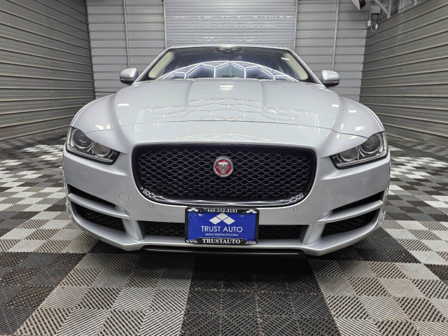 Used 2017 Jaguar XE Prestige RWD image 4