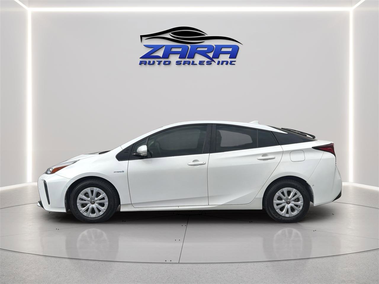 Used 2019 Toyota Prius LE w/ Carpet Mat Package FWD image 4