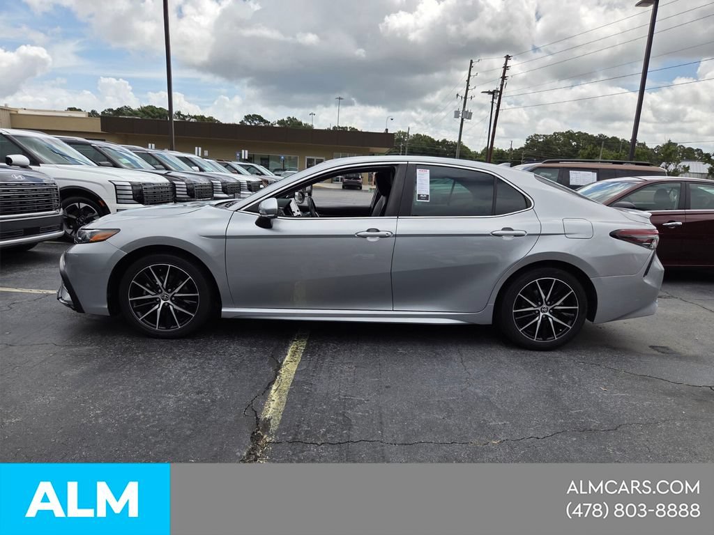 Used 2022 Toyota Camry SE w/ Convenience Package FWD image 2