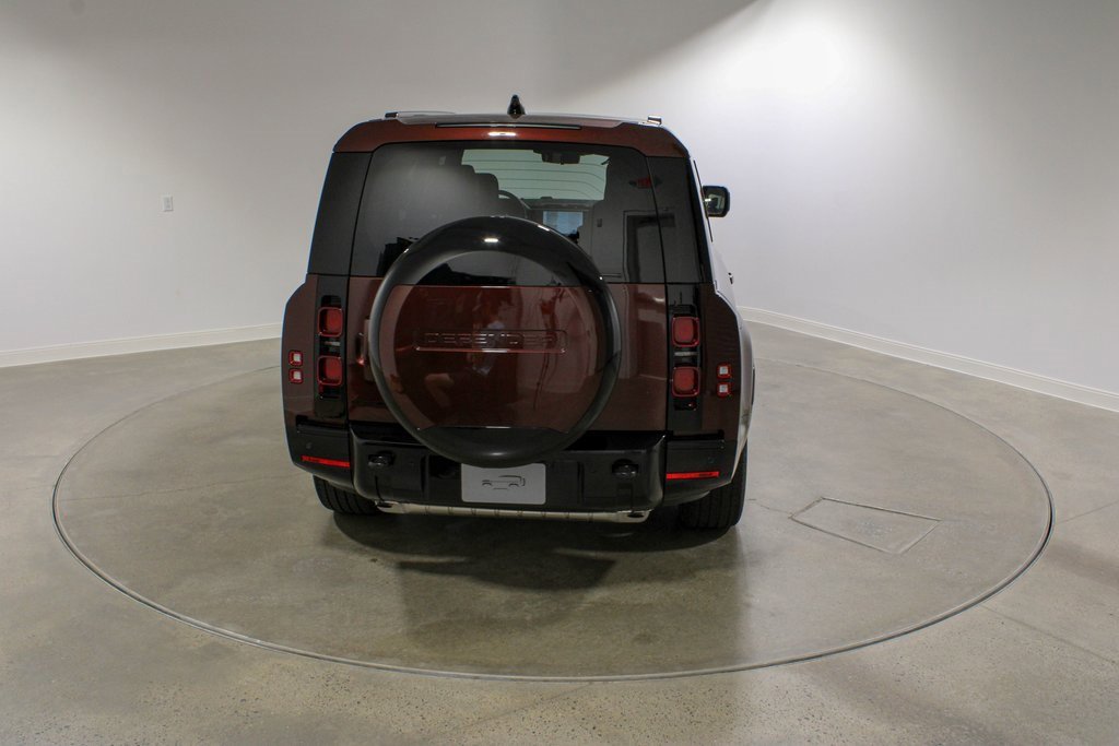New 2025 Land Rover Defender 130 X-Dynamic SE image 4