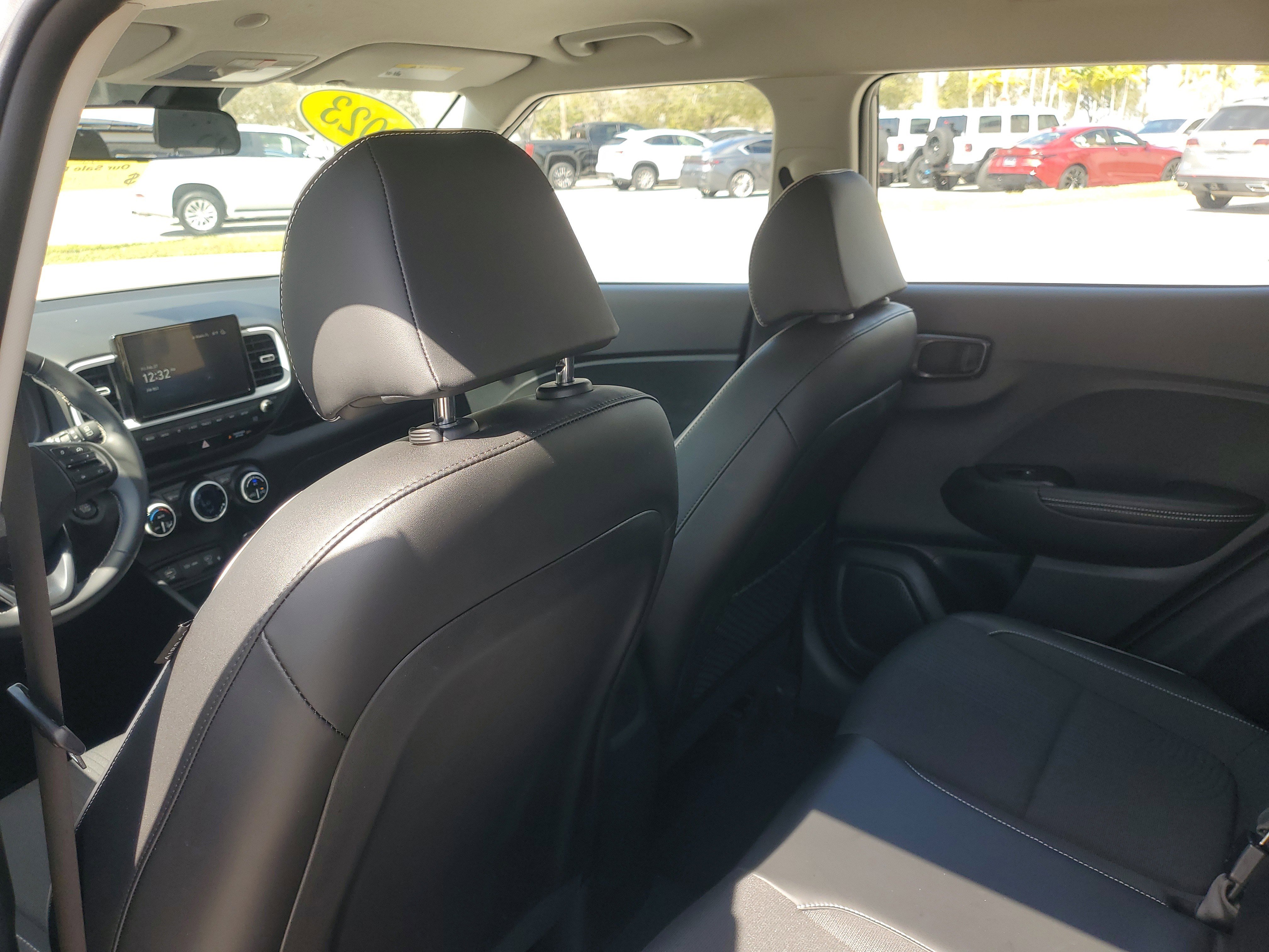 Used 2023 Hyundai Venue Limited image 12