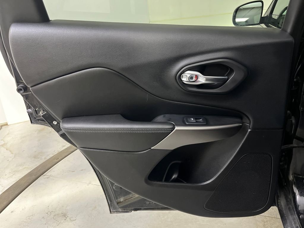 Used 2019 Jeep Cherokee Latitude w/ Popular Appearance Group image 28