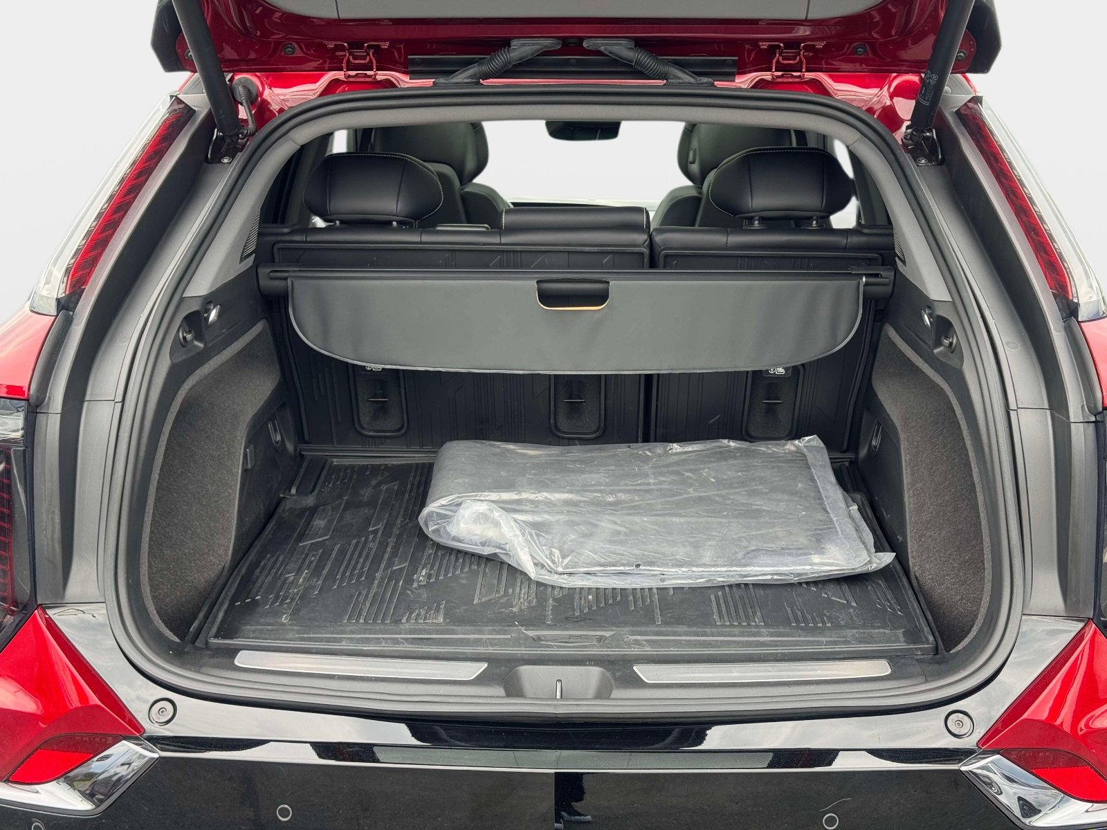 Certified 2025 Cadillac Optiq Sport 2 w/ LPO, Floor Liner Package AWD/4WD image 16