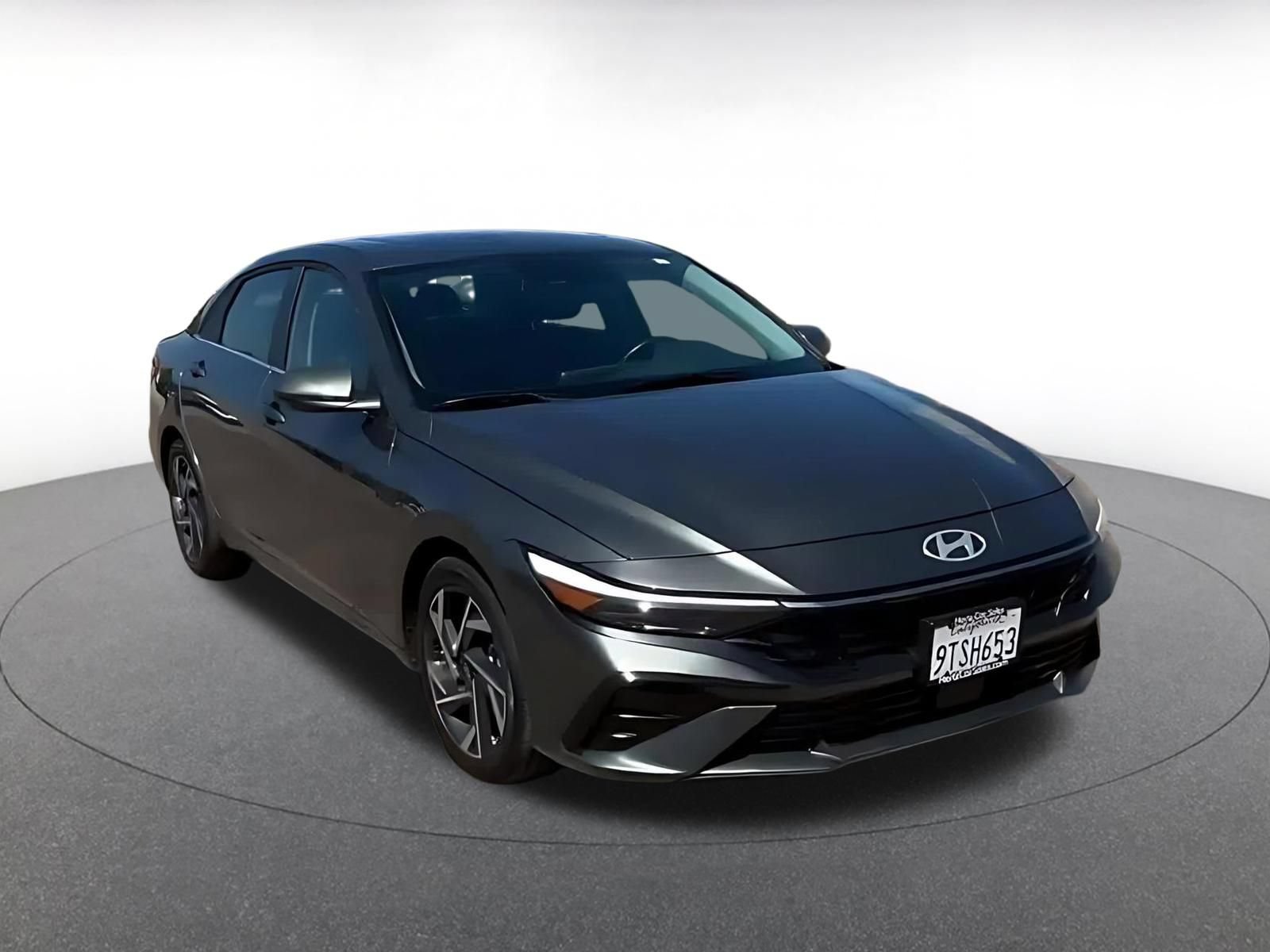 Used 2025 Hyundai Elantra SEL FWD image 3