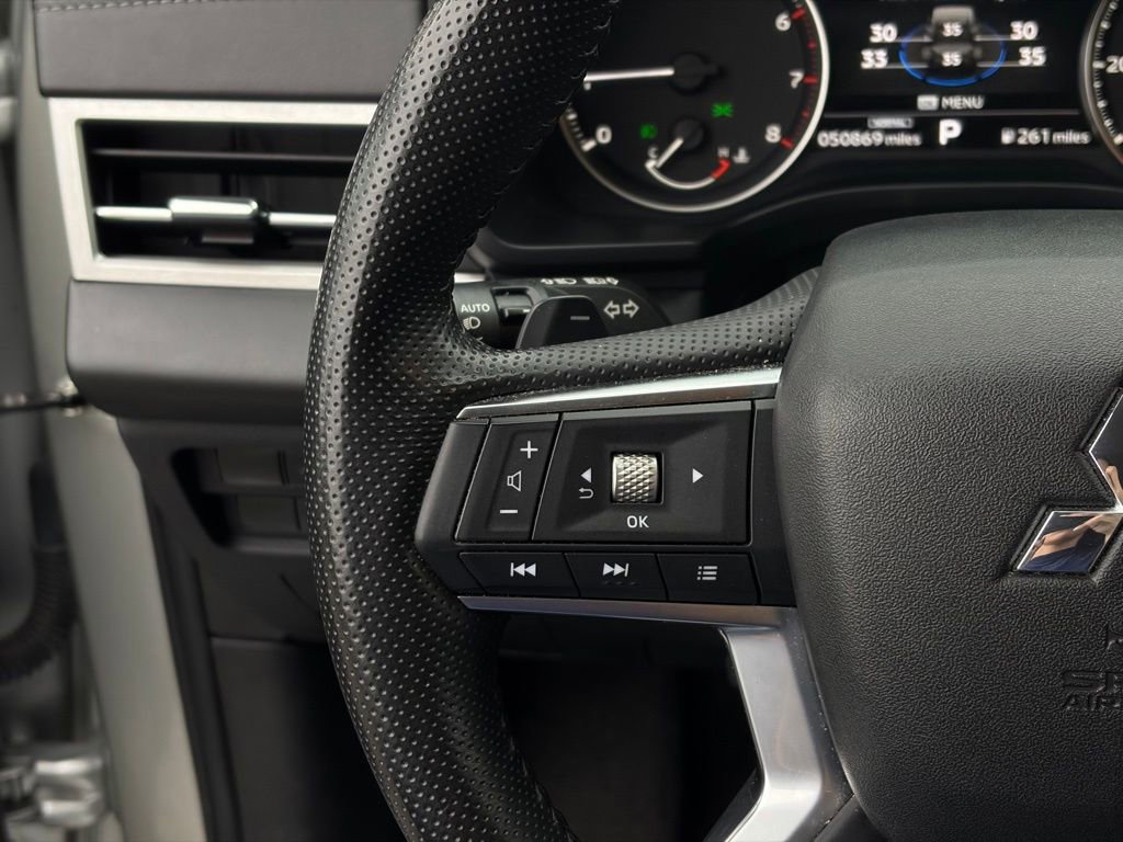 Used 2024 Mitsubishi Outlander SE image 16