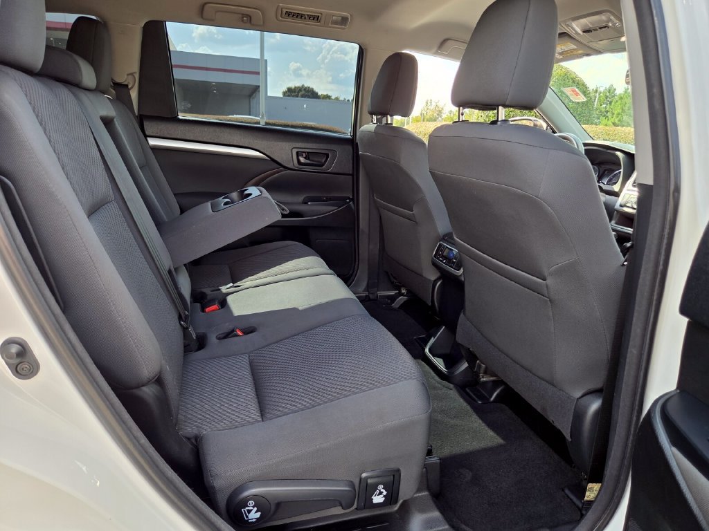 Used 2018 Toyota Highlander LE FWD image 15