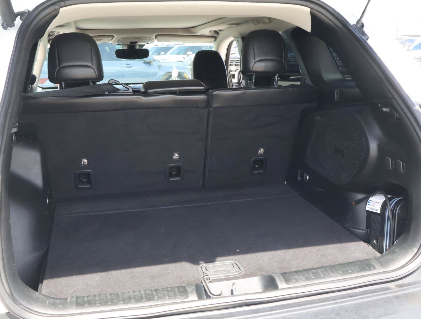 Used 2019 Jeep Cherokee Limited w/ Technology Group FWD image 22