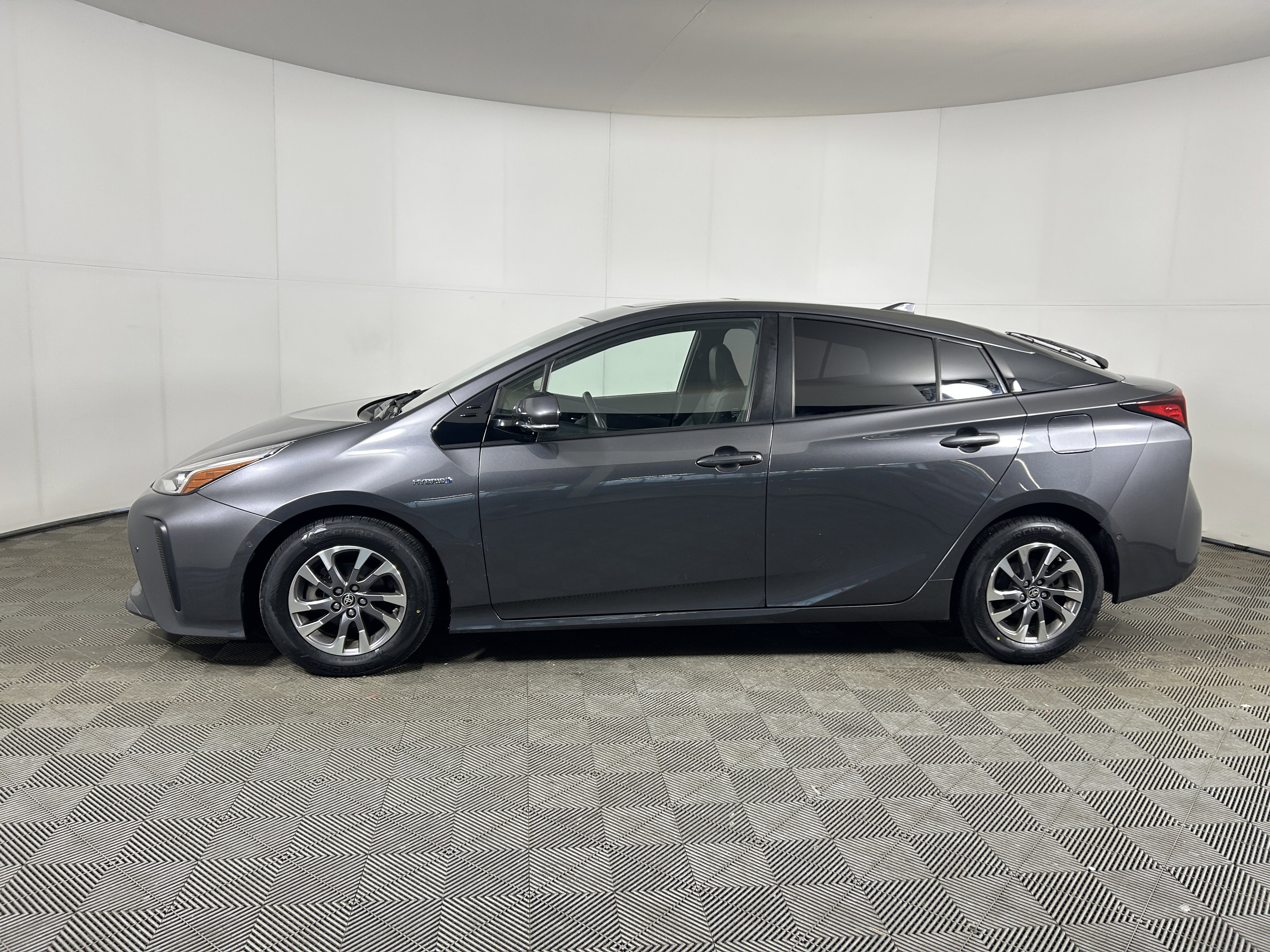 Used 2019 Toyota Prius XLE image 2