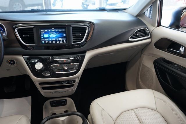 Used 2021 Chrysler Voyager Lxi image 10